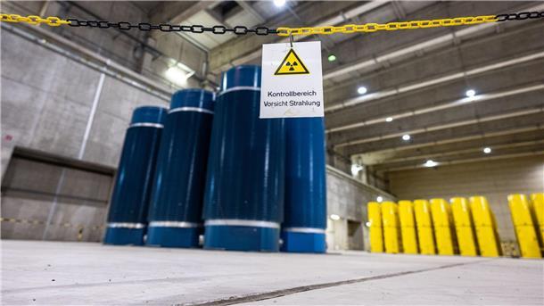 Ministerium: Standort für Atommüll-Endlager bis 2050 Hochradioaktiver Müll strahlt Hunderttausende Jahre. Ein Endlager soll deshalb laut Standortauswahlgesetz auf eine Million Jahre angelegt sein. (Archivbild)