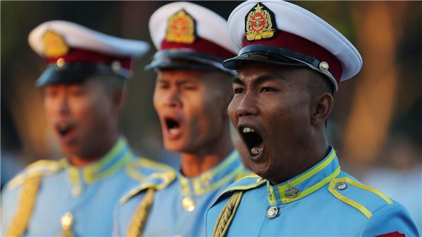 Hochrangige Soldaten während einer Zeremonie zum 76. Jahrestag der Unabhängigkeit Myanmars in Naypyitaw.