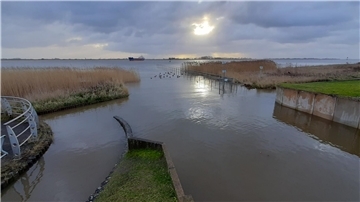Hochwasser am Nordenhamer Strand. Beim Segelclub steht die Strandpromenade unter Wasser.