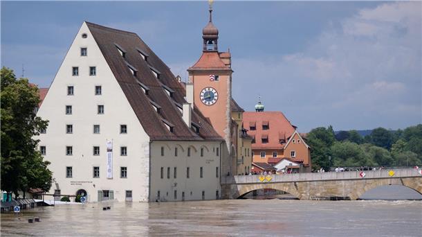 Bange Stunden an der Donau - Weitere Tote in Bayern entdeckt Hochwasser in Regensburg an der Steinernen Brücke.