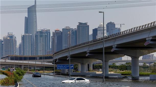 Nach Regen in Dubai irreführender Fokus auf Wolkenimpfung Hochwasser in Dubai. In den Vereinigten Arabischen Emiraten kam es nach schweren Regenfällen zu Überschwemmumngen.
