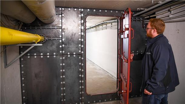 Hochwasserschutztür im Tunnel unter dem Columbusbahnhof: Deichschutz wird digital, erklärt Teamchef Deiche von Bremenports Christian von Deetzen.