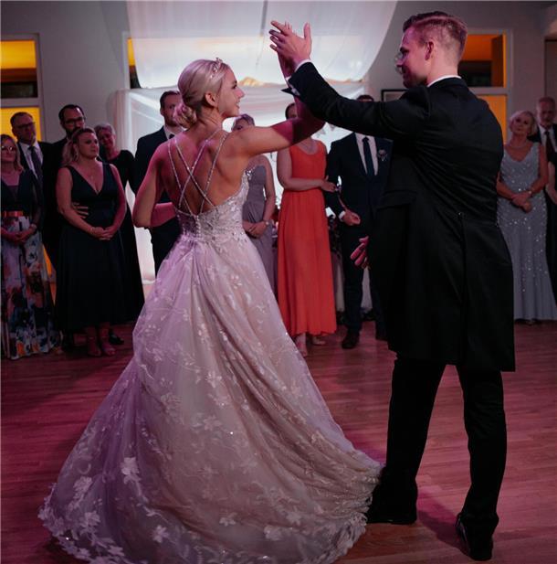 Hochzeitsmesse Bremerhaven: Was in diesem Jahr anders ist Hochzeit von Marius Beer-Morck und Vanessa Beer: Bei der Hochzeitsmesse in Bremerhaven wird es auch einen Tanzworkshop geben für den perfekten Hochzeitstanz.