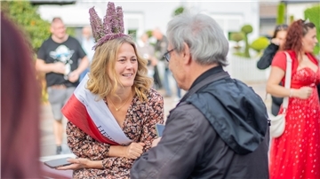 Höhepunkt des Heidjerfestes in Leherheide mit Festumzug entlang des Mecklenburger Weges mit verschiedenen Spielmannszügen, Vereinen und Gruppen. Im Bild: Die frisch gekürte Heidjer-Königin Sabrina Lührs hält Hof in ihrem Mercedes-Cabrio-Oldtimer.