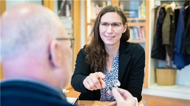 Hörgeräteakustikerin Kristin Schüler (44) hat oft Kontakt zu Kunden, die an Demenz erkrankt sind.