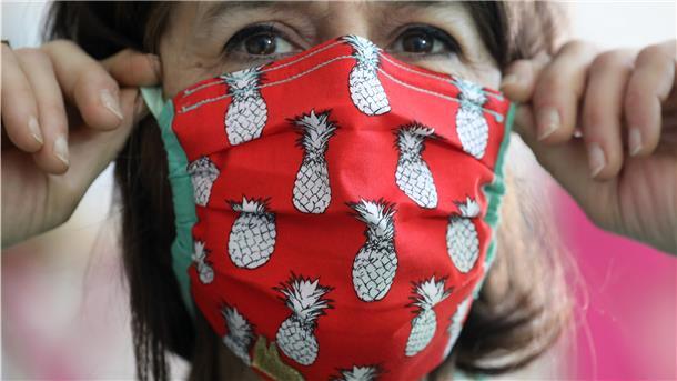 Hörgeschädigte leiden besonders unter der Maskenpflicht. Der Mundschutz macht Lippenlesen unmöglich und verzerrt die Stimme.