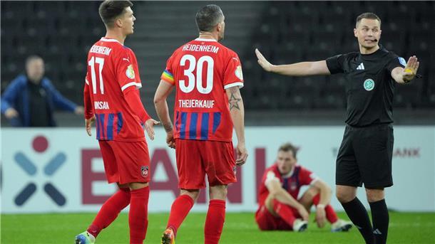 Viel Ärger im DFB-Pokal: Ohne VAR ist auch nicht gut Hoffenheims Spieler ärgern sich über Schiedsrichter Robert Kampka.