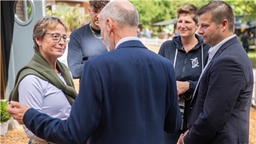 Hoher Besuch in Elmlohe: Isabell Werth (links), die erfolgreichste Dressurreiterin der Welt, im Gespräch mit Turnierleiter Rolf Sünderbruch, Chef des Kuratoriums für Pferdesport.