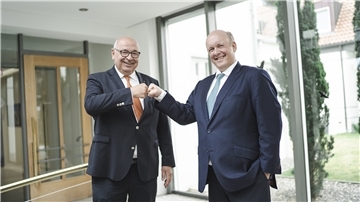 Holger Bartsch (links) wünscht seinem Nachfolger Christoph von Speßhardt (rechts) viel Freude mit den neuen Aufgaben.