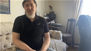 Mann sitzt auf Sofa