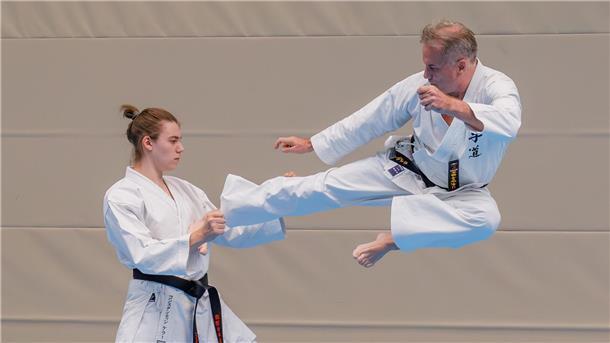 Holger Horn im Sprung mit Yoko-Tobi-Geri gegen Konstantin Keller.