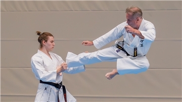 Holger Horn im Sprung mit Yoko-Tobi-Geri gegen Konstantin Keller.