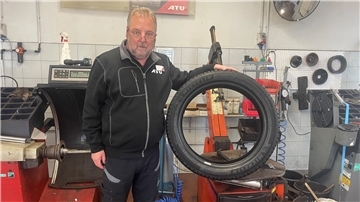 Mann mit Autoreifen