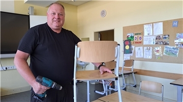 Holger Sassen, Hausmeister an der Grundschule Friedrich-August-Hütte in Nordenham, arbeitet auch in den Schulferien weiter. Dann passt er unter anderem die Höhe der Tische und Stühle an.