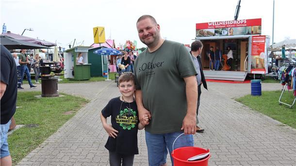 Tarmstedt im Messefieber: Das erwarten Besucher dieses Jahr von der Ausstellung Vater und Sohn lächeln in die Kamera.