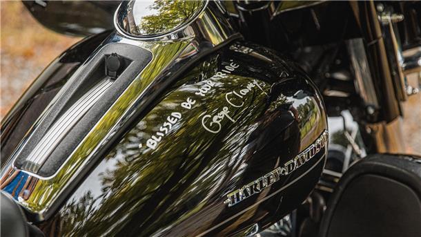Der Harley-Doktor von Bremerhaven: Besuch in einer Kult-Werkstatt Hollywoodstar George Clooney ist diese Motorrad gefahren. Bei einer Spendenauktion wurde die Harley versteigert. Dem neuen Besitzer hinterließ Clooney einen Gruß.
