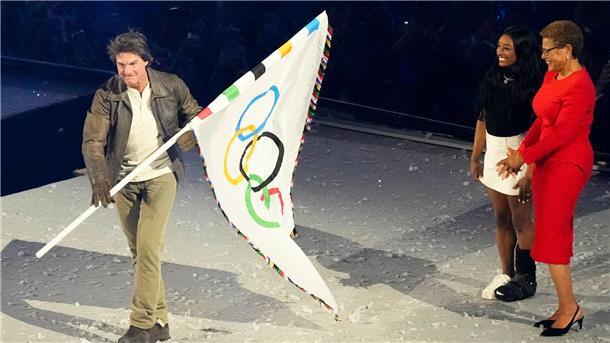Hollywoodstar Tom Cruise übernahm die olympische Flagge für Los Angeles 2028.