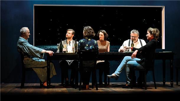 Holm (Kay Krause, an der Stirnseite) hat noch einmal all seine Lieben um sich versammelt. Er will stilvoll Abschied nehmen. Doch Heiko (Marc Vinzing, von links), Charlotte (Julia Lindhorst-Apfelthaler), Marie (Marsha Zimmermann), Adrian (Frank Auerbach) und Katharins (Sibylla Rasmussen) machen ihm einen Strich durch die Rechnung.