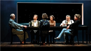 Holm (Kay Krause, an der Stirnseite) hat noch einmal all seine Lieben um sich versammelt. Er will stilvoll Abschied nehmen. Doch Heiko (Marc Vinzing, von links), Charlotte (Julia Lindhorst-Apfelthaler), Marie (Marsha Zimmermann), Adrian (Frank Auerbach) und Katharins (Sibylla Rasmussen) machen ihm einen Strich durch die Rechnung.