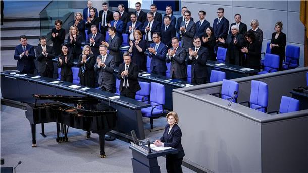 Holocaust-Gedenkstunde: Der Bundestag mit seinem Abgeordneten und Ministern erhebt sich für die Holocaust-Überlebende Eva Szepesi.