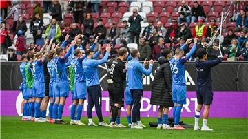 Holstein Kiel feiert den Sieg in Augsburg mit den mitgereisten Fans