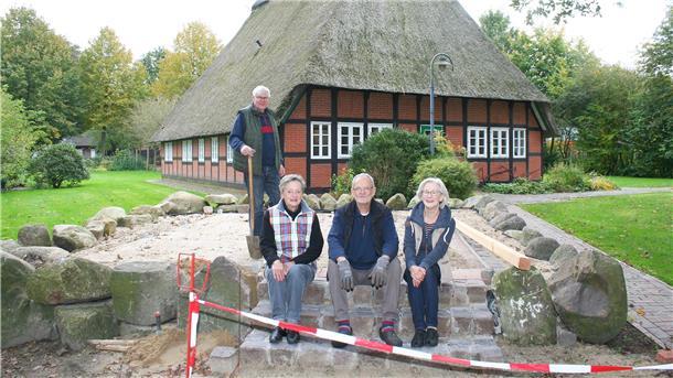 Horst Barmführ, Marianne Barmführ, Hartmut Fricke und Irmtraut Stüber (von links) vom Heimatverein Sellstedt freuen sich schon auf die neue Naturbühne, die derzeit im Außenbereich entsteht.