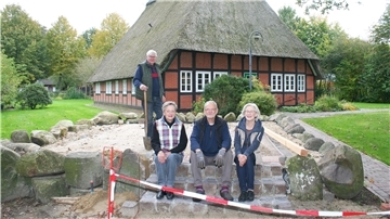 Horst Barmführ, Marianne Barmführ, Hartmut Fricke und Irmtraut Stüber (von links) vom Heimatverein Sellstedt freuen sich schon auf die neue Naturbühne, die derzeit im Außenbereich entsteht.