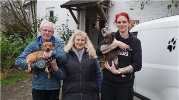 Horst Gienow (von links), Christine "Tina" Gienow und Tina Janke vom Verein Tiergandenhof "Rasselbande" freuen sich auf Spenden zur Weihnachtszeit. Gleichzeitig bittet die Vorsitzende Tina Gienow um Verständnis, dass bis Anfang Januar Vermittlungsstopp herrscht.