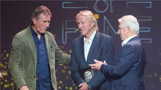 Sechs Fußball-Idole in Hall of Fame - Schweinsteiger weint Horst Hrubesch (M) hatte bei seiner Ehrung gute Laune.