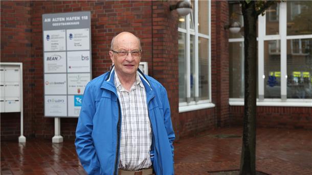Horst Lüdtke vor dem Haus, in dem das Netzwerk seine Räume hat.