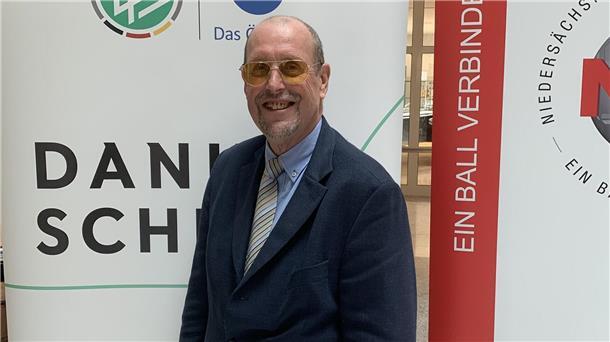 Horst Medenwald wurde vom NFV geehrt.