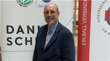 Horst Medenwald wurde vom NFV geehrt.