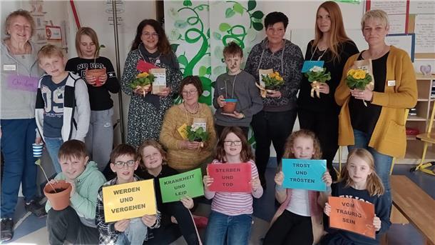„Hospiz macht Schule“ brachten Christine Heckmann, Claudia Müller, Gabriele Hosch, Dagmar Weber, Mia Weber und Heidi Bremer (hinten, von links) zu den Schweier Grundschulkindern.