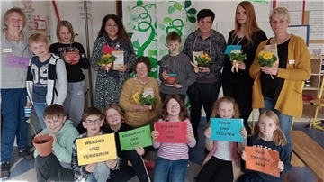 „Hospiz macht Schule“ brachten Christine Heckmann, Claudia Müller, Gabriele Hosch, Dagmar Weber, Mia Weber und Heidi Bremer (hinten, von links) zu den Schweier Grundschulkindern.