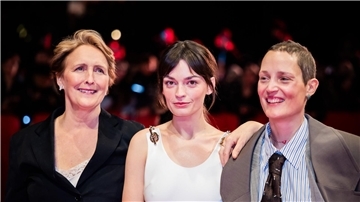 „Hot Milk“ mit Fiona Shaw, Emma Mackey und Vicky Krieps (l-r) wurde bei der diesjährigen Berlinale gezeigt. (Archivbild)