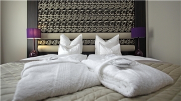 Hotelzimmer sind während der Maritimen Tage in Bremerhaven teurer - meistens um die 20 Prozent. In anderen Städten sind die "Aufschläge" an Festwochenenden aber deutlich höher.