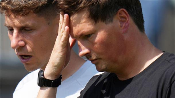 HSV-Coach Merlin Polzin (r.) ratlos in Pirmasens 