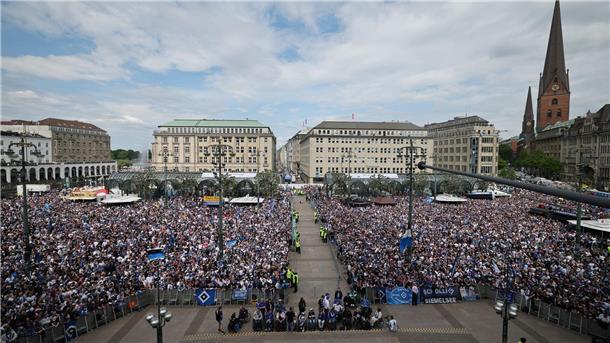 Aufstiegsparty: HSV verwandelt Innenstadt in Partymeile HSV-Fans stehen auf dem Rathausmarkt vor dem Hamburger Rathaus und feiern ihren Club.