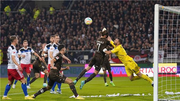 HSV-Torhüter Daniel Heuer Fernandes stand im Derby häufiger im Mittelpunkt als sein Kollege vom FC St.Pauli 