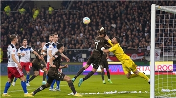 HSV-Torhüter Daniel Heuer Fernandes stand im Derby häufiger im Mittelpunkt als sein Kollege vom FC St.Pauli 