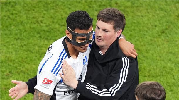 HSV-Trainer Merlin Polzin (r) gratuliert Davie Selke.