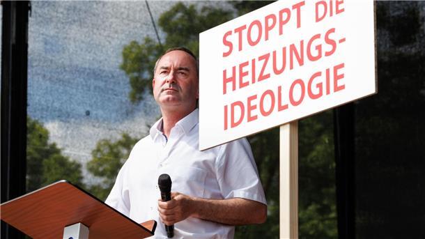 Hubert Aiwanger, Wirtschaftsminister und Landesvorsitzender der Freien Wähler in Bayern, spricht bei einer Demonstration gegen die Klima-Politik der Ampelregierung.