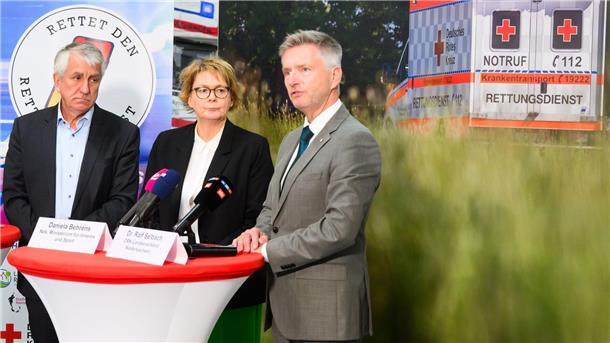 Hubert Meyer (l-r), Hauptgeschäftsführer Niedersächsischer Landkreistag (NLT), Daniela Behrens (SPD) und Ralf Selbach stehen bei einer Pressekonferenz zum Neustart des Bündnisses „Rettet den Rettungsdienst 2.0“ im DRK-Simulations- und Trainingszentrum.