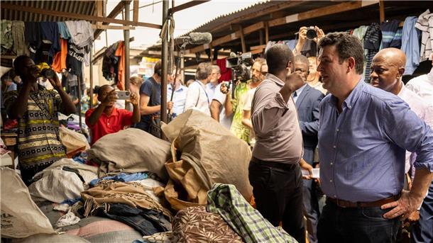 Hubertus Heil besucht den Kantamanto-Markt in Accra, auf dem unter anderem Kleidung aus Europa verkauft oder weiterverarbeitet wird.