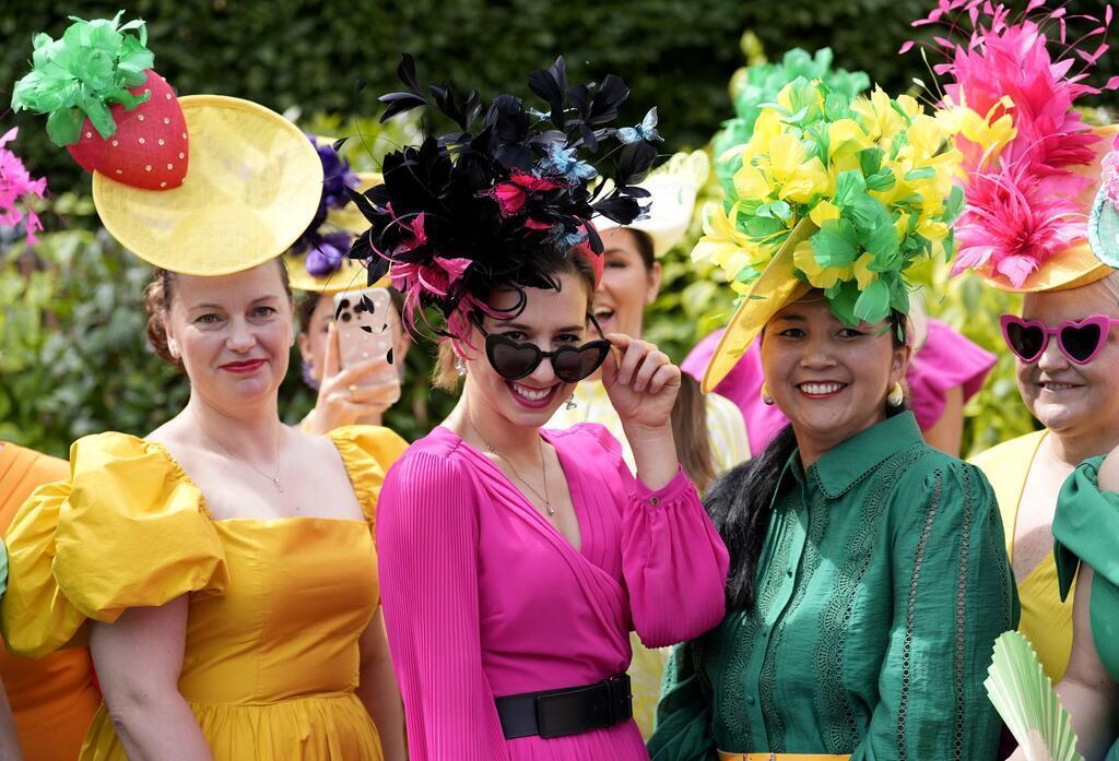 Eine Frage der Hüte: Dresscode beim Pferderennen in Ascot Hüte sieht man in vielen Farben und Formen.