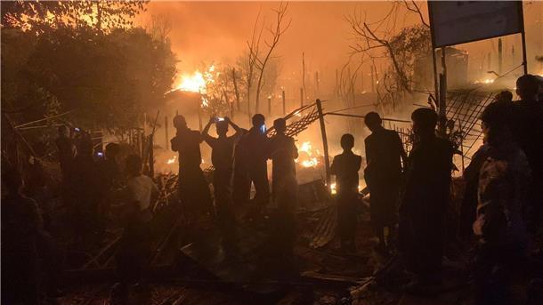 Feuer im Rohingya-Flüchtlingslager: Tausende obdachlos Hütten aus Bambus und Planen: In den Rohingya-Lagern brechen immer wieder Feuer aus.