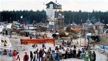 Hütten aus Brettern, ein Schlagbaum, "Wendenpässe": 33 Tage existierte die "Freie Republik Wendland" 1980 bei Gorleben.