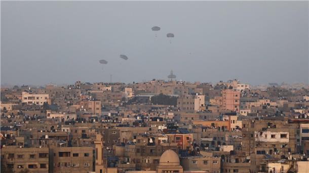 Humanitäre Hilfsgüter werden von den USA über Gaza-Stadt abgeworfen.
