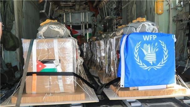 Sicherheitskreise: Gespräche über Feuerpause gehen weiter Humanitären Hilfsgüter in einem Flugzeug kurz vor dem Abwurf über Gaza.