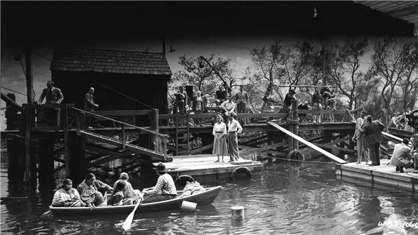 Humphrey Bogart und Lauren Bacall bei  Dreharbeiten im Szenenbild der Warner Bros. Produktion „Key Largo“.